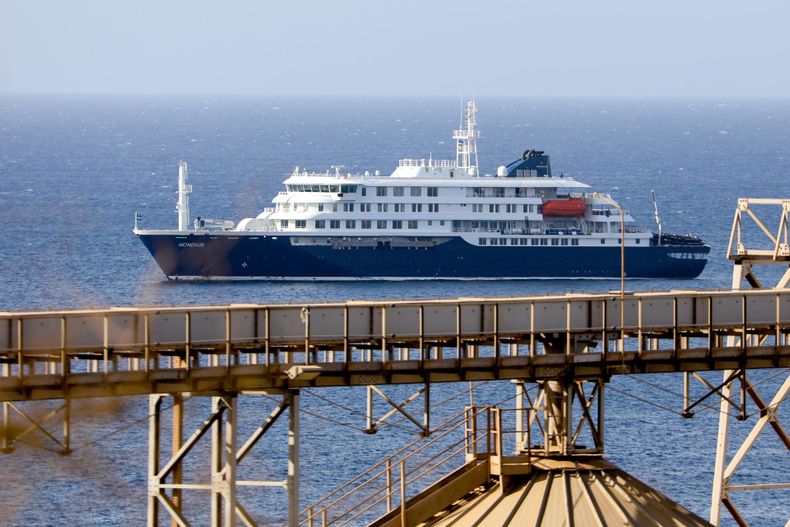El crucero holandés MV Hondius se encuentra anclado frente a la costa de la ciudad de Praia, en la isla de Santiago, Cabo Verde, este lunes, tras la muerte de tres personas a bordo a causa de un síndrome respiratorio agudo.
