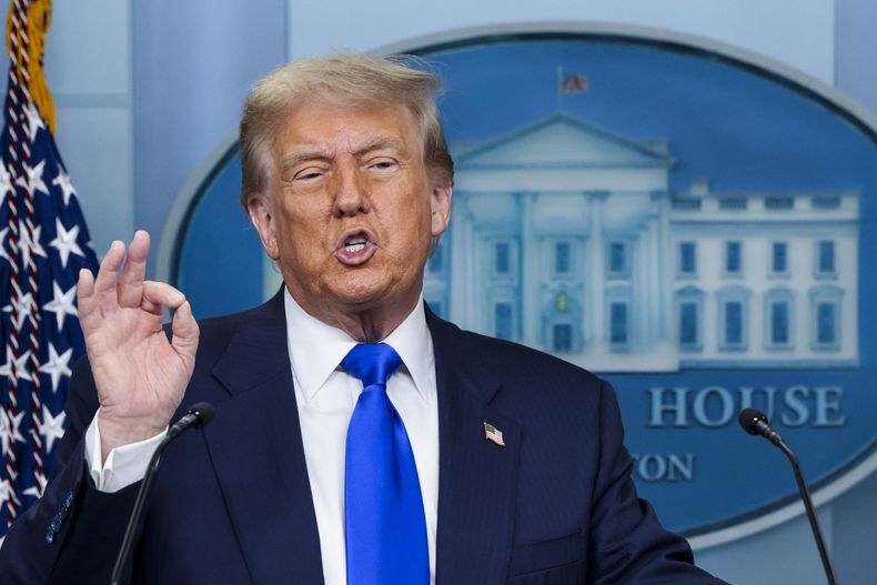 El presidente estadounidense, Donald J. Trump, responde a una pregunta de los medios de comunicación durante una conferencia de prensa en la sala de prensa de la Casa Blanca
