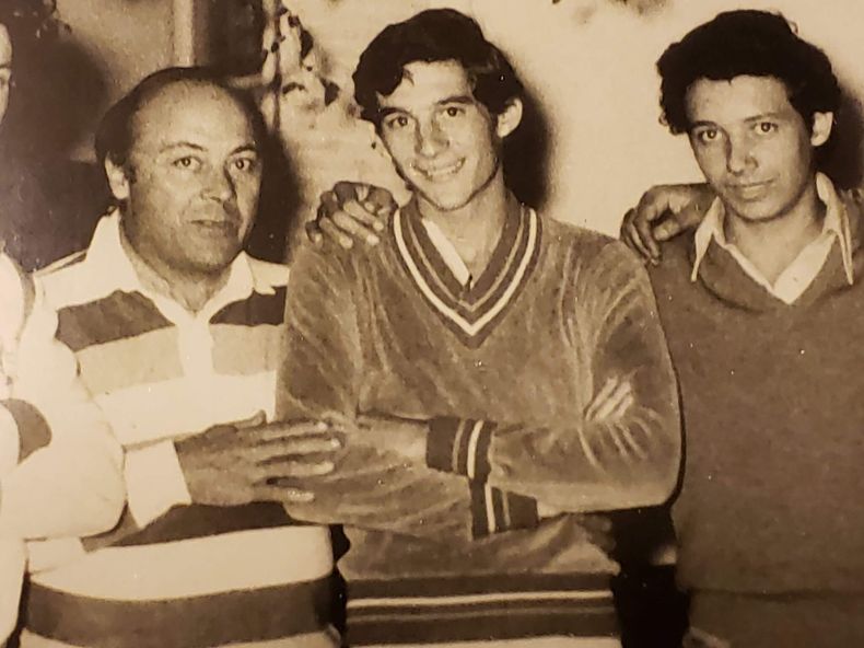 En el medio, Ayrton Senna posa junto a Flavio Bonavena y su padre, Camilo.