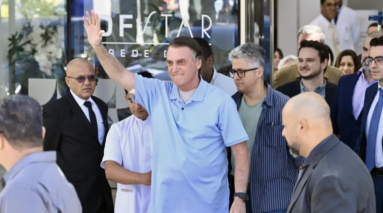 El expresidente de Brasil Jair Bolsonaro sale del hospital en el que permaneció tres semanas en Brasilia, el 4 de mayo de 2025