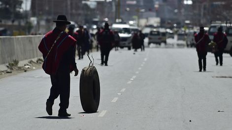 Un campesino aymara boliviano empuja un neumático durante un bloqueo de carreteras convocado por la Federación Campesina Tupac Katari en protesta contra la eliminación de los subsidios a los hidrocarburos en Bolivia -que ya entra en su tercera semana- en El Alto, el 9 de enero de 2026.