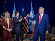 Javier Milei saluda a Donald Trump durante uno de los encuentros en Estados Unidos. Javier Milei saluda a Donald Trump durante uno de los encuentros en Estados Unidos.