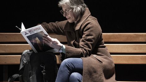 A los tres personajes de Tierra los une un pasado que no se supera, la desesperada necesidad de lidiar con la muerte y el vínculo con la maestra Liliana, madre de Sergio Blanco