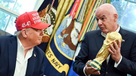 El presidente de la FIFA, Gianni Infantino (d), entrega al presidente estadounidense, Donald Trump (i), el trofeo de la Copa Mundial de la FIFA tras anunciar que el sorteo de la Copa Mundial de la FIFA 2026 se celebrará en el Kennedy Center en diciembre de 2025.