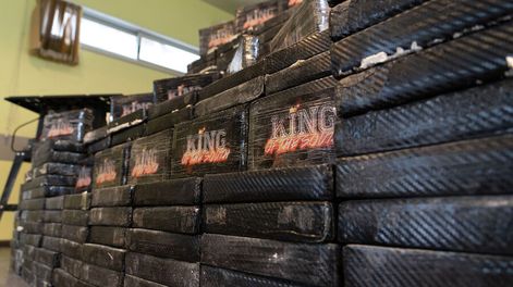 La Policía incautó 240 ladrillos de cocaína que se pretendían esconder en el interior de tablas de madera. Foto: Ministerio del Interior