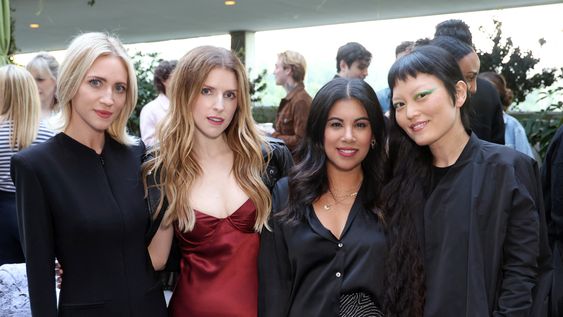 Brittany Snow, Anna Kendrick, Chrissie Fit y Hana Mae Lee en la celebración del Día Mundial de la Salud Mental de September Letters en Hollywood. Brittany Snow, Anna Kendrick, Chrissie Fit y Hana Mae Lee en la celebración del Día Mundial de la Salud Mental de September Letters en Hollywood.