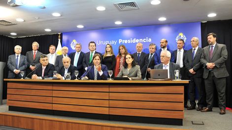 El presidente y sus ministros tras firmar el proyecto de reforma. Foto: Presidencia