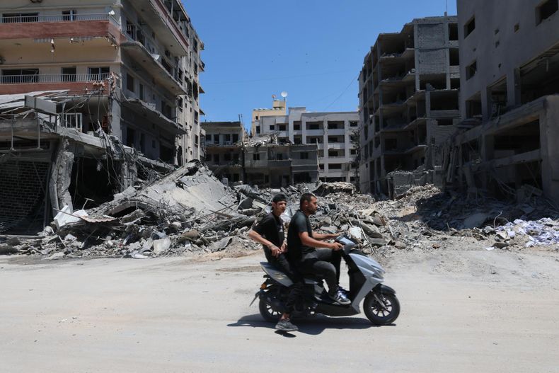 Varias personas circulan junto a un edificio destruido tras un ataque aéreo israelí contra la ciudad de Tiro, Líbano, el 2 de junio de 2026.