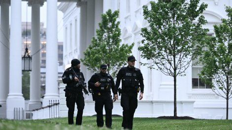 La policía y las fuerzas de seguridad acordonaron la zona alrededor de la Casa Blanca la noche del 23 de mayo.