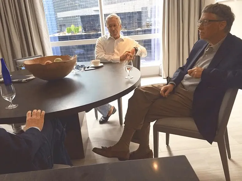 Los archivos Epstein incluyen supuestos intercambios de correos electrónicos entre Gates y el delincuente sexual, además de varias fotos que confirman su relación.