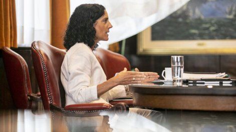 La ministra Azucena Arbeleche, en su despacho