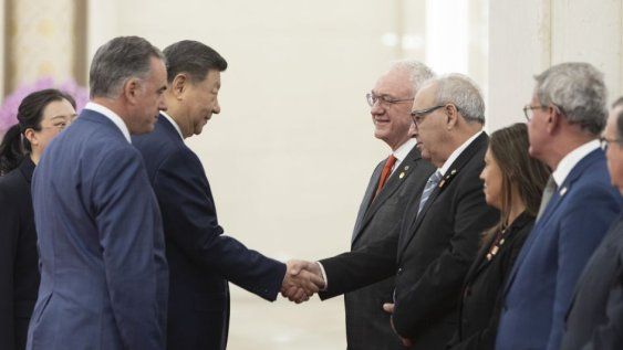 El presidente chino Xi Jinping, saludando al ministro de Ganadería de Uruguay, Alfredo Fratti. El presidente chino Xi Jinping, saludando al ministro de Ganadería de Uruguay, Alfredo Fratti.