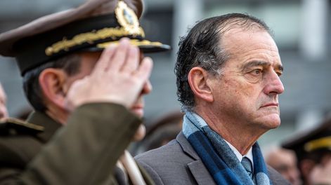 Guido Manini Ríos junto al entonces comandante en jefe del Ejército, Gerardo Fregossi, en el año 2022.