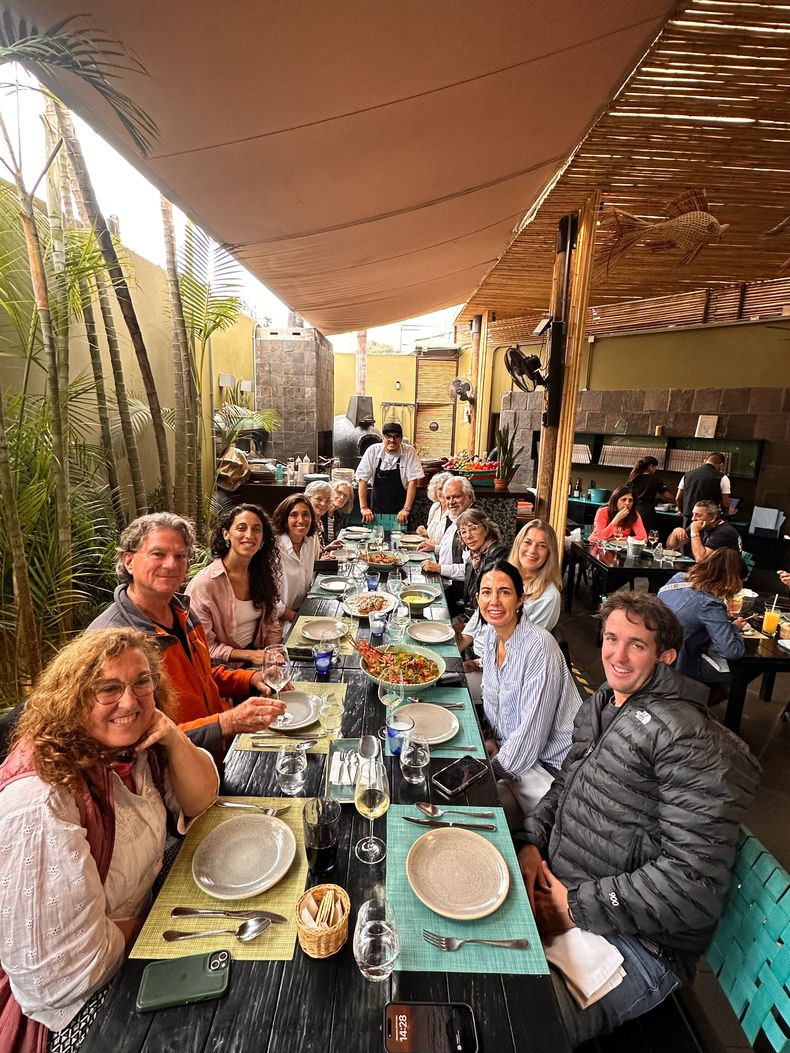 Grupo de Las Cocinas del Mundo con Marcela Baruch, en el restaurante La Mar, en Lima, Perú. 
