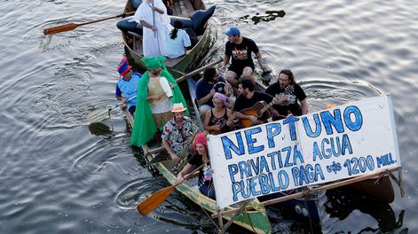 Protesta contra el proyecto Neptuno en el Carnaval Veneciano en el río Santa Lucía