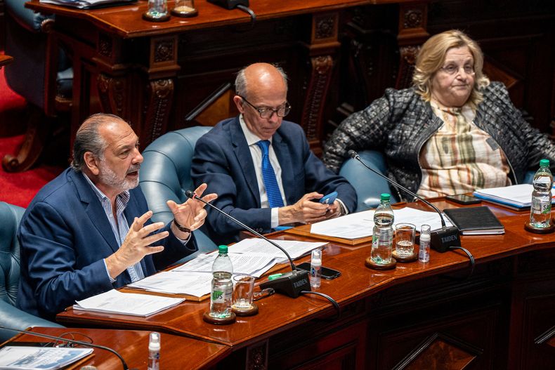 Los senadores Jorge Gandini, Javier García y Graciela Bianchi, durante la sesión del Senado en la que se trató la renuncia de Charles Carrera