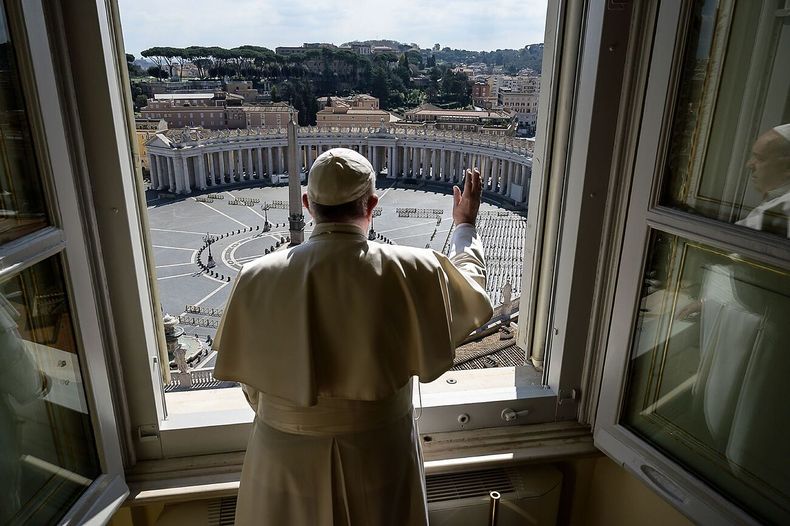 El Papa Francisco bendice una Plaza de San Padro, marzo de 2020