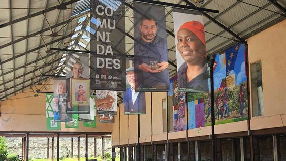 una exposicion sobre la vida de desplazamientos de la poblacion lgbtiq+