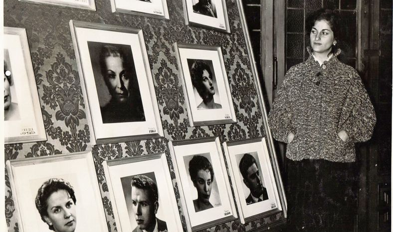 Armen Siria mira su propia foto en la cartelera del Solís. Foto: Ciddae
