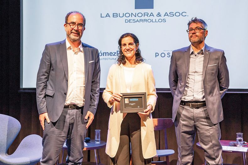 El director periodístico de Búsqueda Andrés Danza y el editor de Economía Ismael Grau le entregaron a la ministra de Economía Azucena Arbeleche el sello conmemorativo de los 50 años del semanario.
