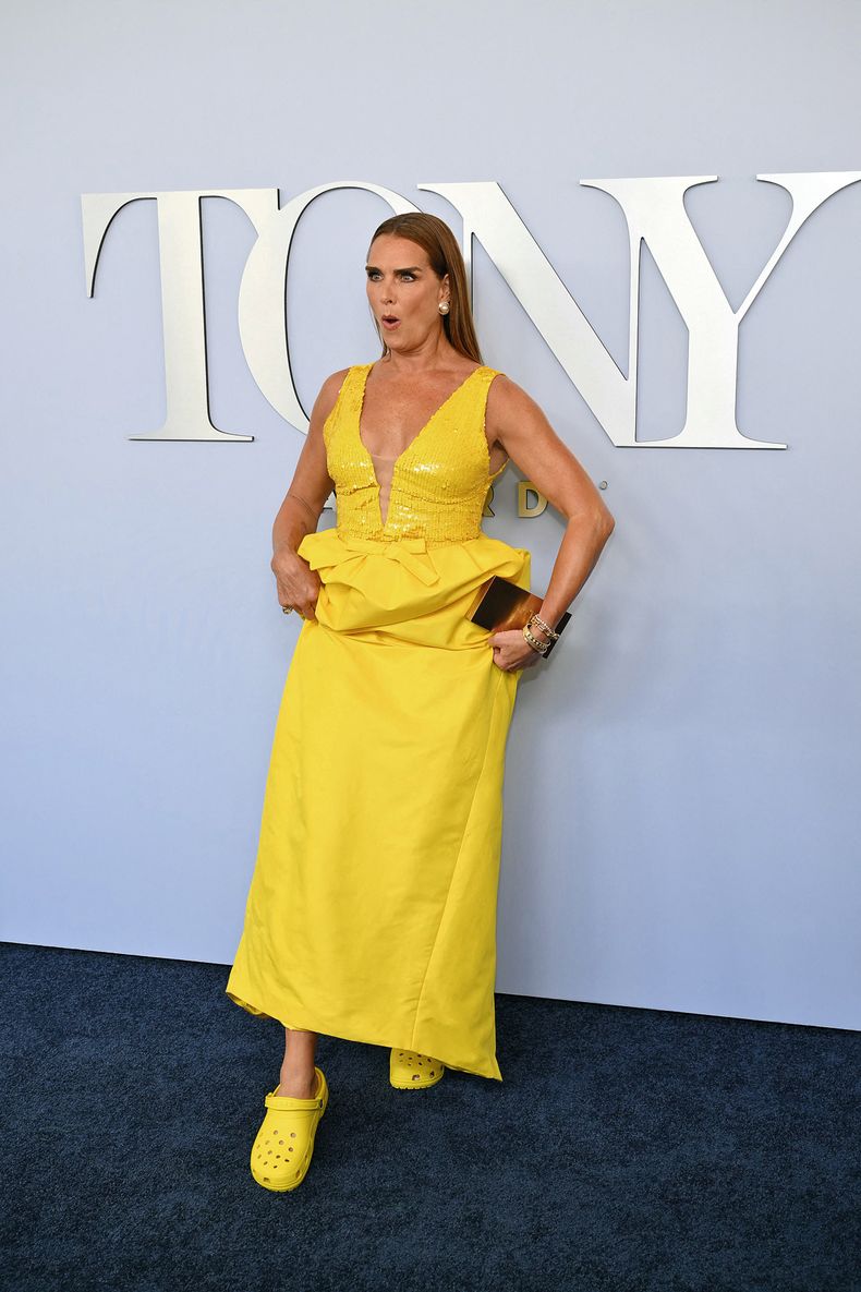 Brooke Shields no pasó desapercibida en la ceremonia de los Tony con su vestido de lentejuelas a juego con Crocs del mismo color.