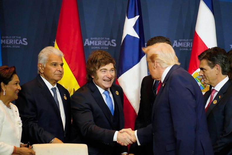 Javier Milei saluda a Donald Trump, este sábado, en Miami.