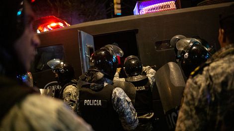 Policías se preparan para realizar un operativo.