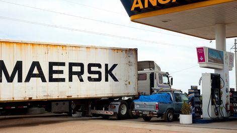 Un camión cargando combustible en una estación de la ruta 1. Un camión cargando combustible en una estación de la ruta 1.