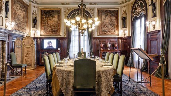 El comedor del Museo de Artes Decorativas Palacio Taranco es una de las salas en las que se expone una obra de Bienalsur. Fotos: Lucía Durán