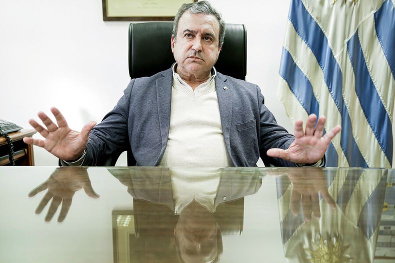 Raúl Lozano en su despacho del Ministerio de Vivienda. Foto: Javier Calvelo, adhocFOTOS