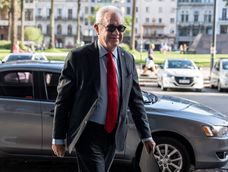 Mario Lubetkin llega a la Torre Ejecutiva en Montevideo.