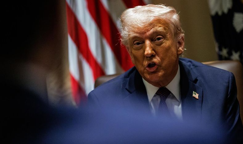 Donald Trump dice que aplicará un 25% de aranceles contra países que compren petróleo y gas a Venezuela