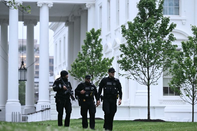 La policía y las fuerzas de seguridad acordonaron la zona alrededor de la Casa Blanca la noche del 23 de mayo.