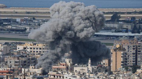 Columnas de humo se alzan tras un ataque aéreo israelí en Dahieh, un suburbio predominantemente chií en el sur de Beirut, Líbano. &nbsp;