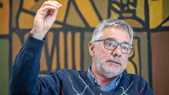 Artigas Pouy, presidente de la Sociedad de Psiquiatría del Uruguay, durante la entrevista con Búsqueda. Foto: Mauricio Zina / adhocFOTOS Artigas Pouy, presidente de la Sociedad de Psiquiatría del Uruguay, durante la entrevista con Búsqueda. Foto: Mauricio Zina / adhocFOTOS