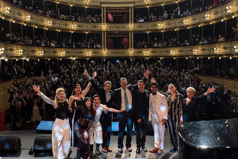 El director general de L’Oréal Groupe en Uruguay Nicolás Oberti rodeado de los músicos al cierre del espectáculo