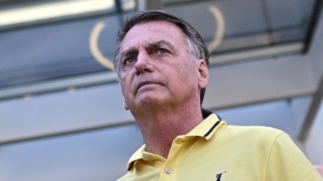 Fotografía de archivo fechada el 16 de agosto de 2025 del expresidente de Brasil, Jair Bolsonaro, saliendo del hospital DF Star en Brasilia (Brasil).