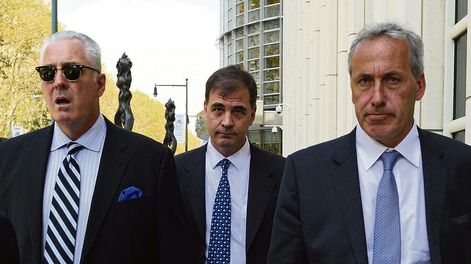 Búsqueda | En 2015 Alejandro Burzaco, en el centro de la foto, declaró por primera vez en la Fiscalía de Nueva York acompañado por sus abogados. Foto: AFP, Don Emmert