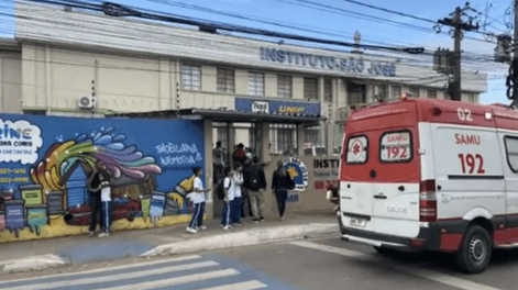 Estudiantes saliendo del Instituto São José en Río Branco, Acre, tras el ataque a tiros ocurrido en la escuela