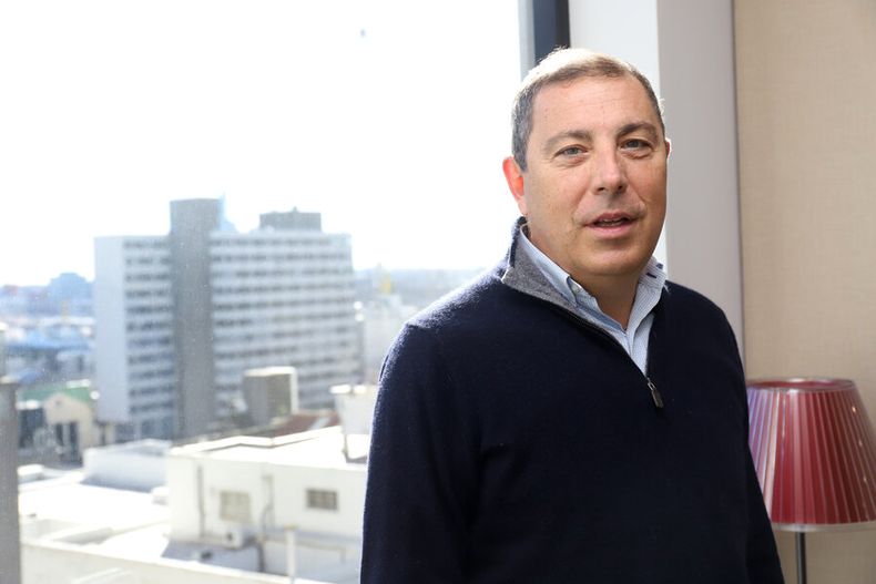 Gabriel Oddone y, a sus espaldas, el Banco Central