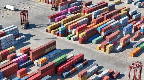 Contendores en el puerto de Montevideo. Foto: Nicolás Celaya, adhocFOTOS