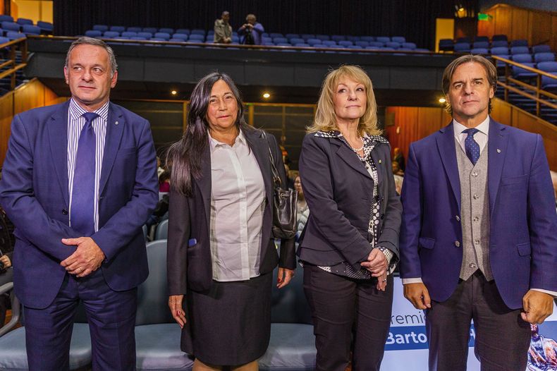 El secretario de Presidencia Álvaro Delgado, la presidenta de la Cámara Uruguaya del Libro Alicia Guglielmo, la intendenta de Montevideo Carolina Cosse y el presidente de la República Luis Lacalle Pou