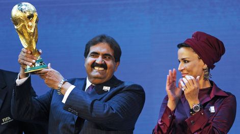 Búsqueda | El ex jeque Hamad bin Khalifa Al-Thani, sosteniendo el trofeo de la Copa del Mundo durante el anuncio oficial de que el suyo sería el país anfitrión del mundial. Foto: AFP