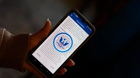 Una mujer posa con la aplicación móvil CBP One en su celular.