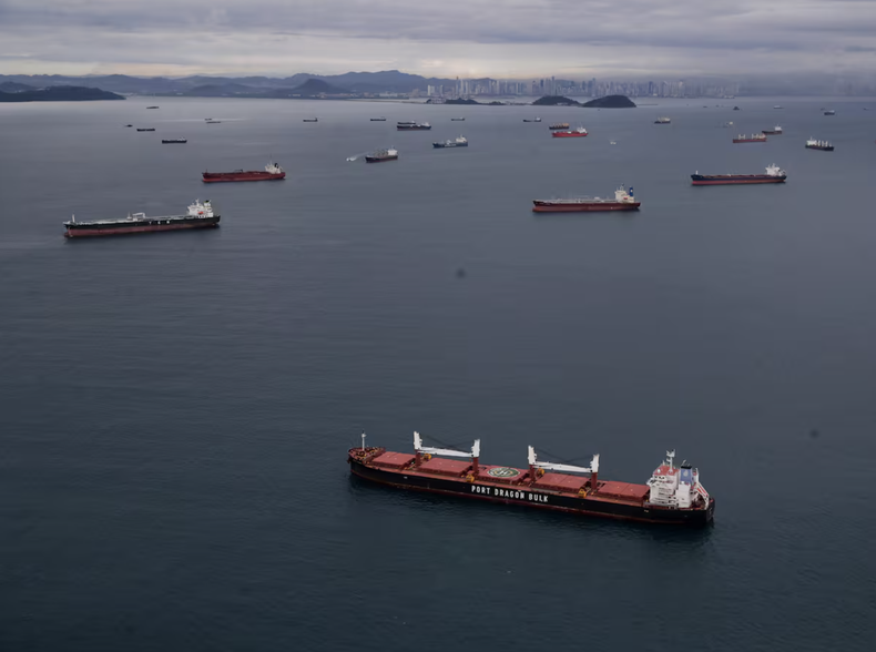 Buques esperan en el Pacífico para transitar por el Canal de Panamá.