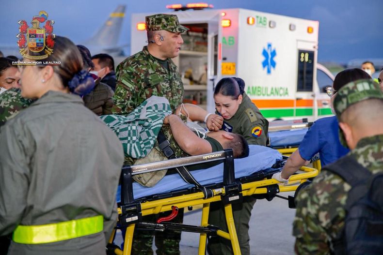 &nbsp;Fotografía cedida por las Fuerzas Militares de Colombia (FFMM) que muestra a integrantes de organismos de rescate y del Ejército de Colombia trasladando a un herido de un accidente aéreo este lunes, en el Comando Aéreo de Transporte Militar (CATAM) en Bogotá (Colombia).