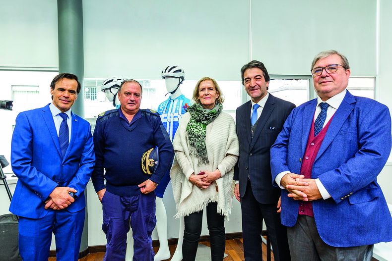 Presidente de La Española Fernando García, director de Policía de Canelones Víctor Trezza, directora de la Secretaría de Educación Física de la IM Silvia Pérez, subsecretario de Deporte Pablo Ferrari y gerente general de La Española Julio Martínez