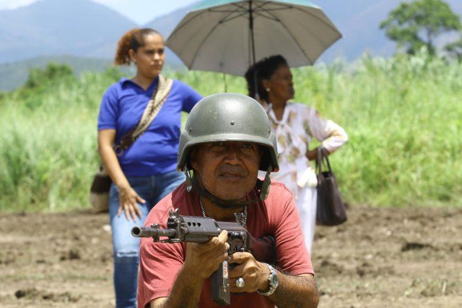 Venezolanos acuden al llamado de adiestramiento de Maduro ante “amenazas” de Estados Unidos.