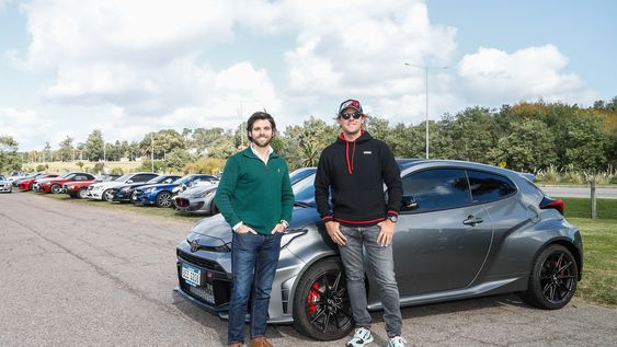 Germán Mikolic y Fernando Etchegorry junto al Toyota.