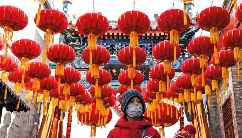 En la antigua muralla de la ciudad de Xian se realizó el festival de faroles en celebración del Año Nuevo Lunar CHino